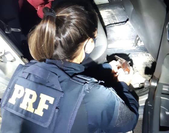 Motorista é preso transportando espingarda caseira e trouxas de maconha