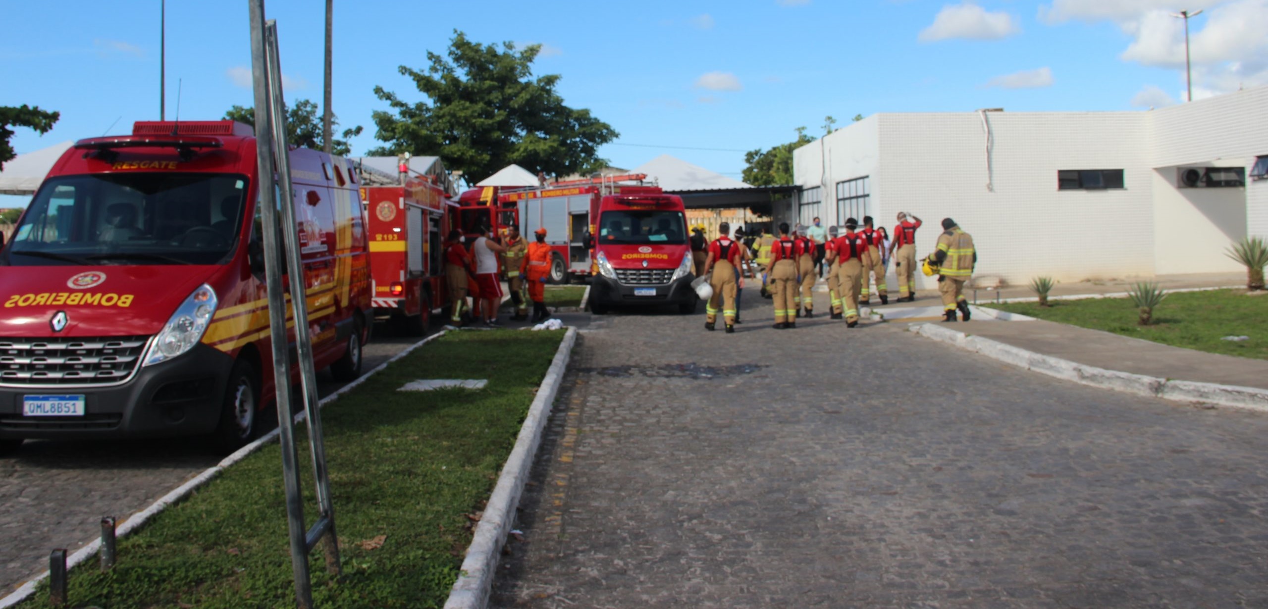 Bombeiros controlam incêndio no Hospital Nestor Piva e resgatam pessoas