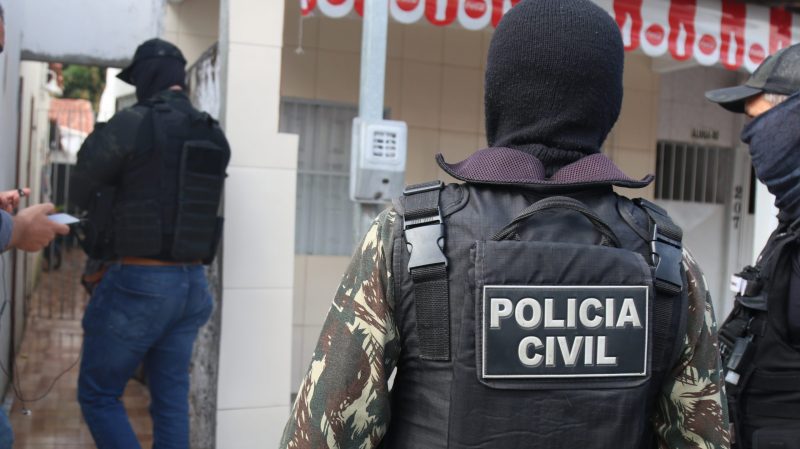 Suspeito preso por tráfico de drogas afirma que vende entorpecentes por estar desempregado