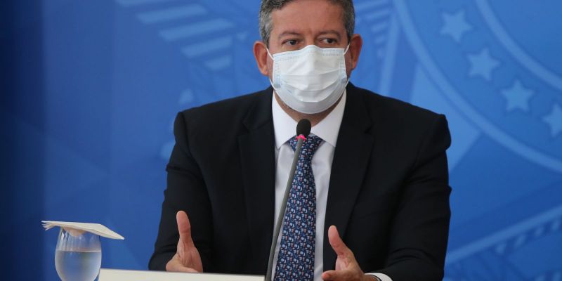 Reforma tributária deve ser fatiada em 3 ou 4 projetos, diz Lira