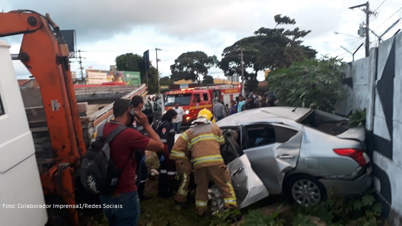 Caminhão bate em dois carros e uma pessoa morre