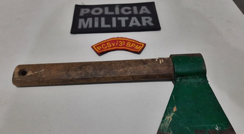 Homem é preso suspeito de ameaçar esposa e a própria filha com uma machadinha