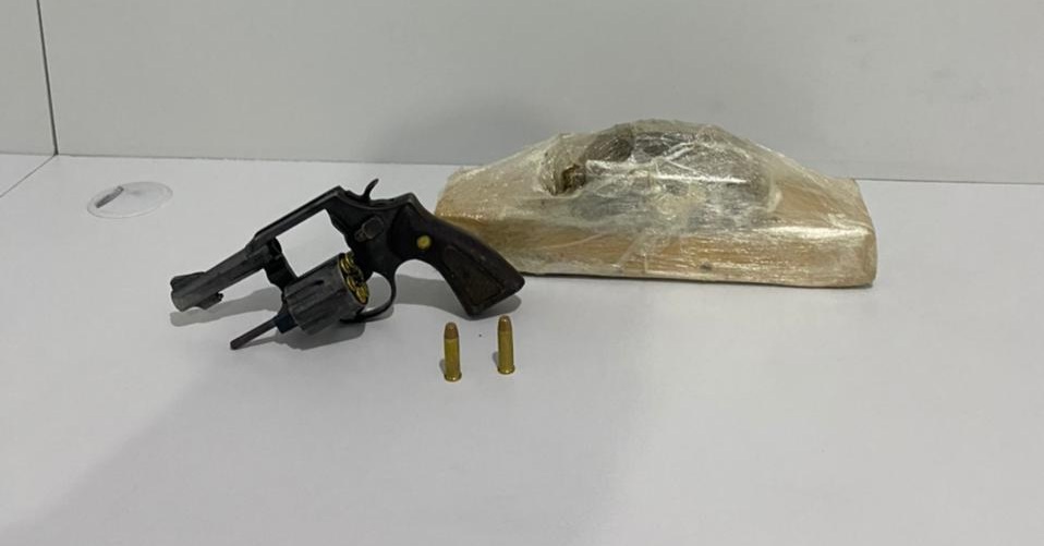 Suspeito de tráfico de drogas dispara contra a polícia e morre em confronto