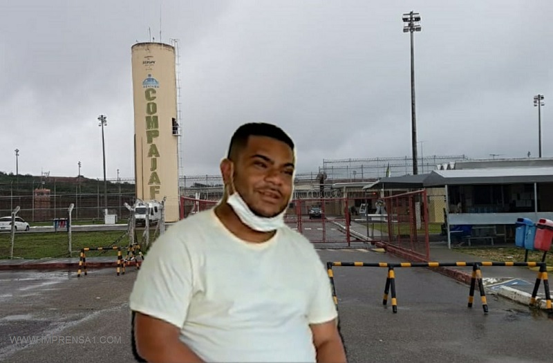 Sapão é levado para o presídio após ser preso na Rocinha pelo Denarc