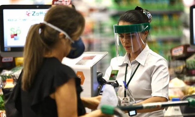 Diná pede a imunização contra a Covid-19 para funcionários de supermercados