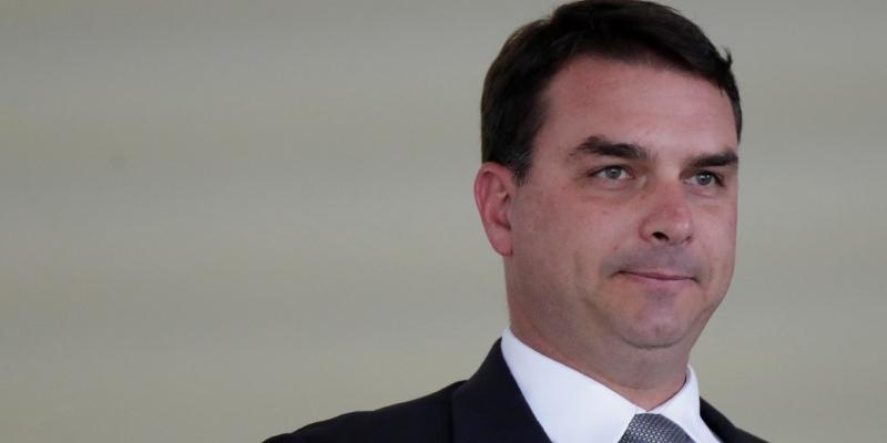 Flávio Bolsonaro aciona Justiça para Witzel explicar declarações à CPI