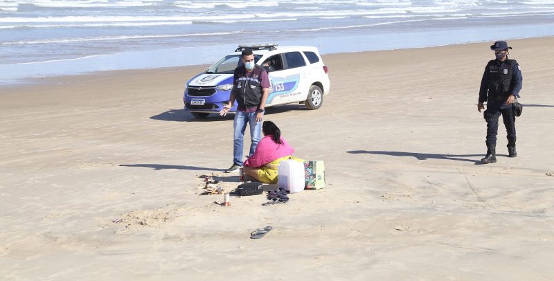 Força-tarefa da PMA fiscaliza praias de Aracaju