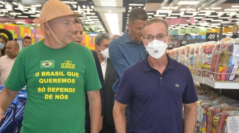 Nitinho ressalta geração de empregos durante inauguração de mega loja