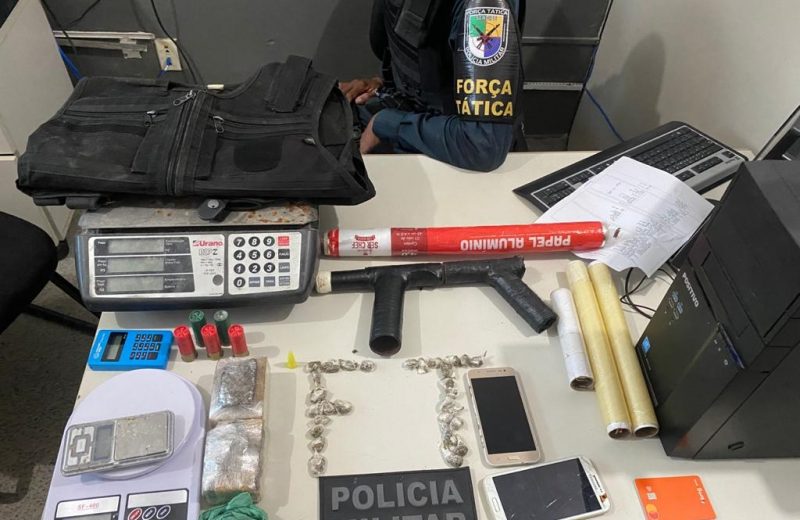 Três suspeitos é preso pela PM com arma calibre 12 e trouxas de maconha