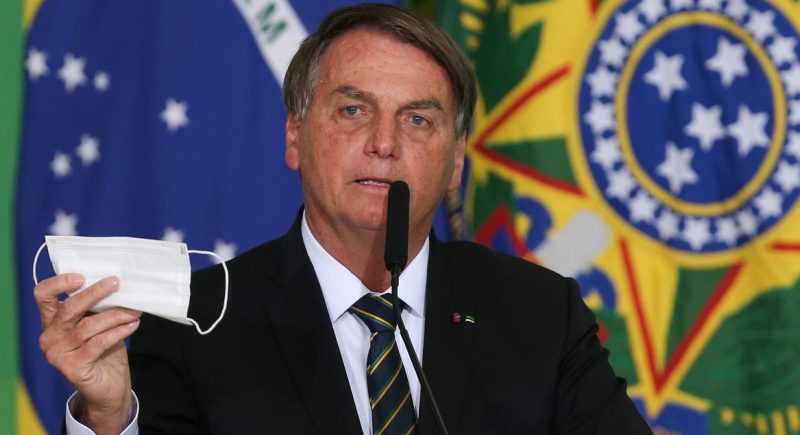 Bolsonaro pede parecer para desobrigar uso de máscara por vacinados
