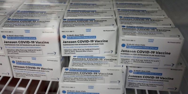 Novo lote com 300 mil doses da vacina da Janssen chega ao Brasil