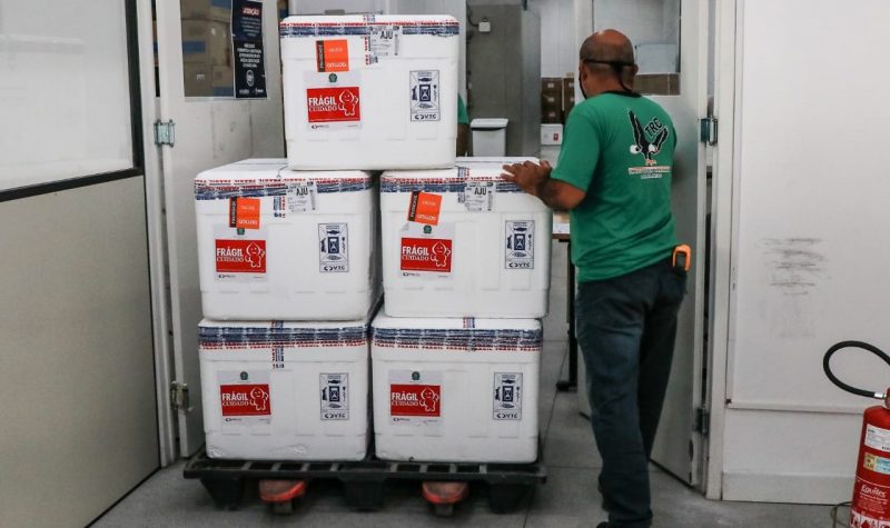 Municípios recebem vacinas contra a Covid-19 neste sábado, 26