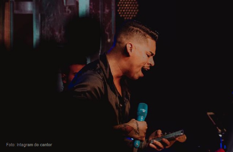 Cantor Devinho Novaes é detido e levado para delegacia em Aracaju