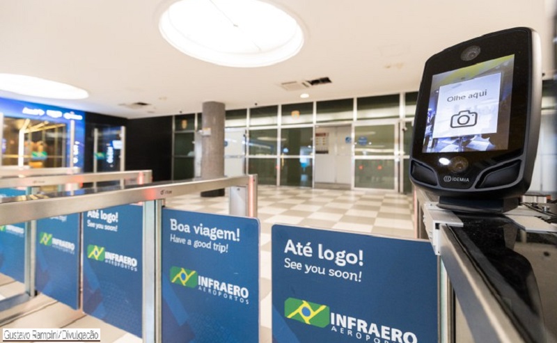 Passageiros de aeroporto passam por testes de reconhecimento facial na hora do embarque