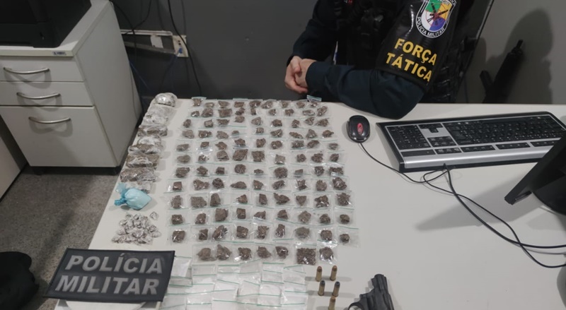 Suspeitos são presos com 106 saquinhos de maconha e 49 de cocaína