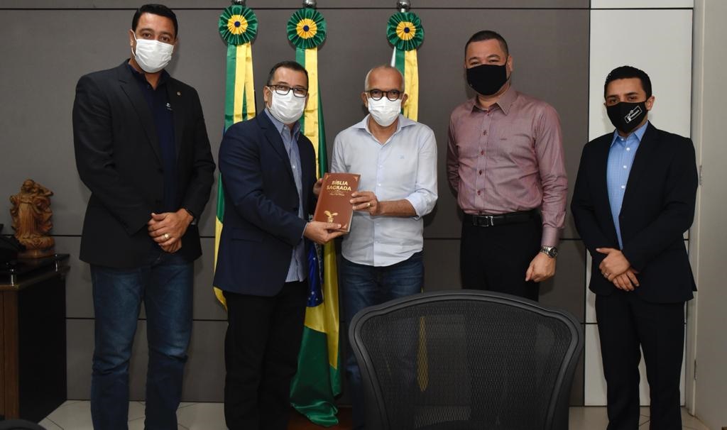 Eduardo Lima media conversa para ampliar pontos de vacinação