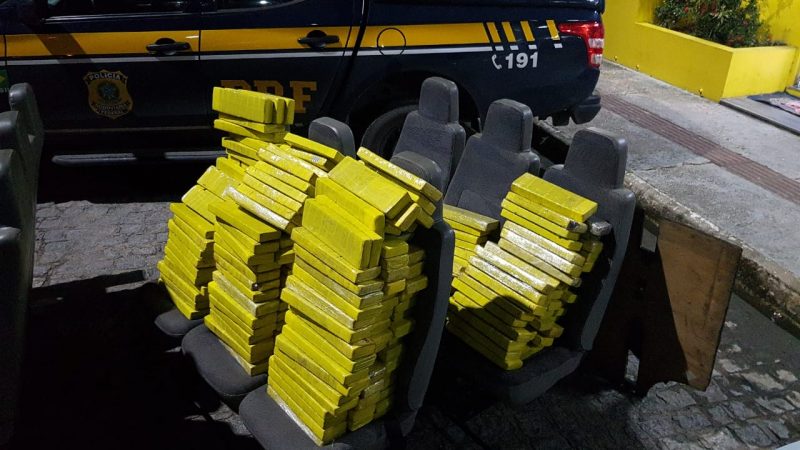 Suspeito é preso pela PRF com quase 200 quilos de maconha em micro-ônibus