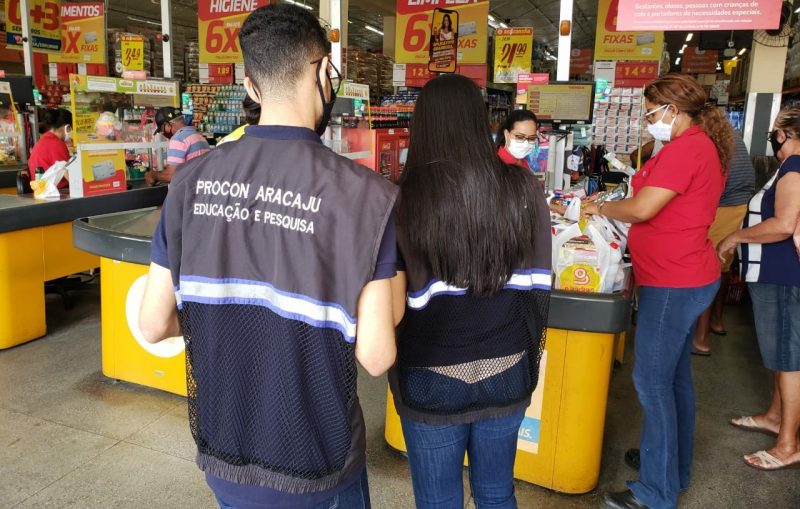 Procon Aracaju notifica irregularidades em supermercados da capital