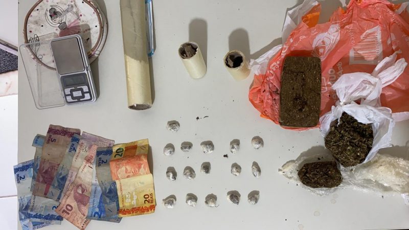 Suspeito é preso ao tentar esconder drogas dentro do vaso sanitário