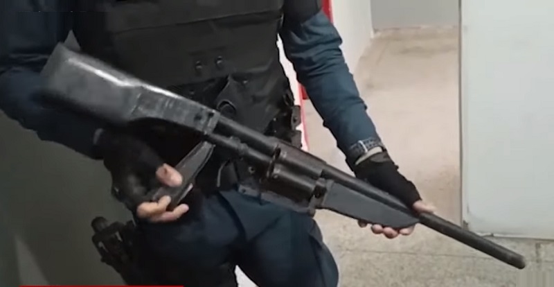 Homem que fabricava armas caseiras em marcenaria de faixada é preso