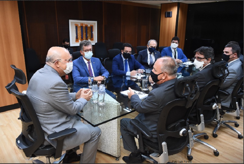 Governador se reúne com ministro e pede liberação de recursos para educação