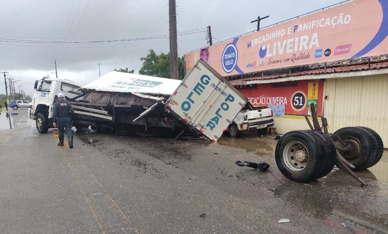 Motorista com sintomas de embriaguez provoca acidente na Rodovia dos Náufragos