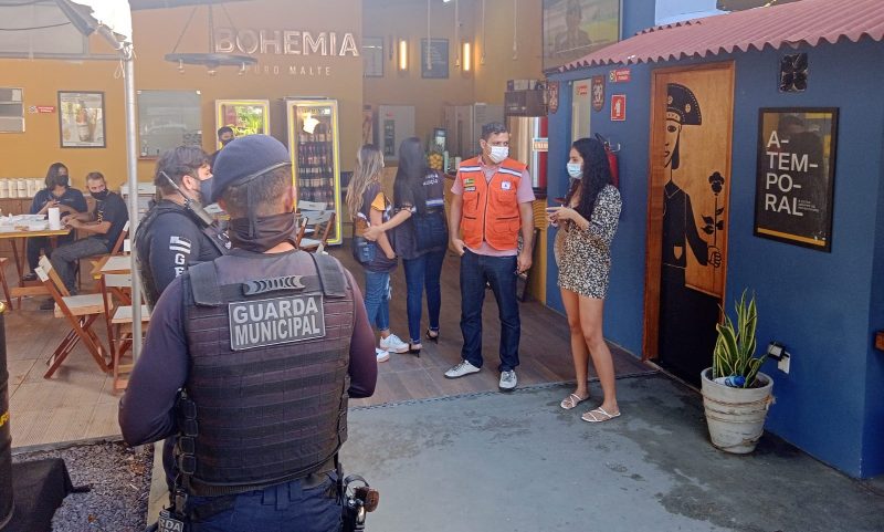 Força-tarefa da PMA fiscaliza bares da zona Sul neste domingo, 15