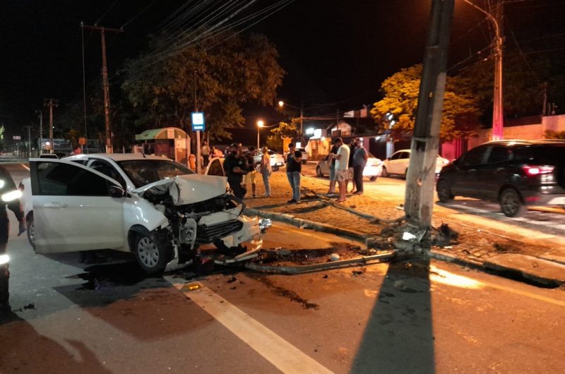 Motorista perde controle, bate em poste e vem a óbito