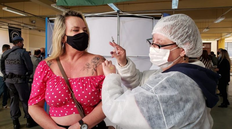 Mortes por covid-19 caem 8% e casos, 5%, informa boletim