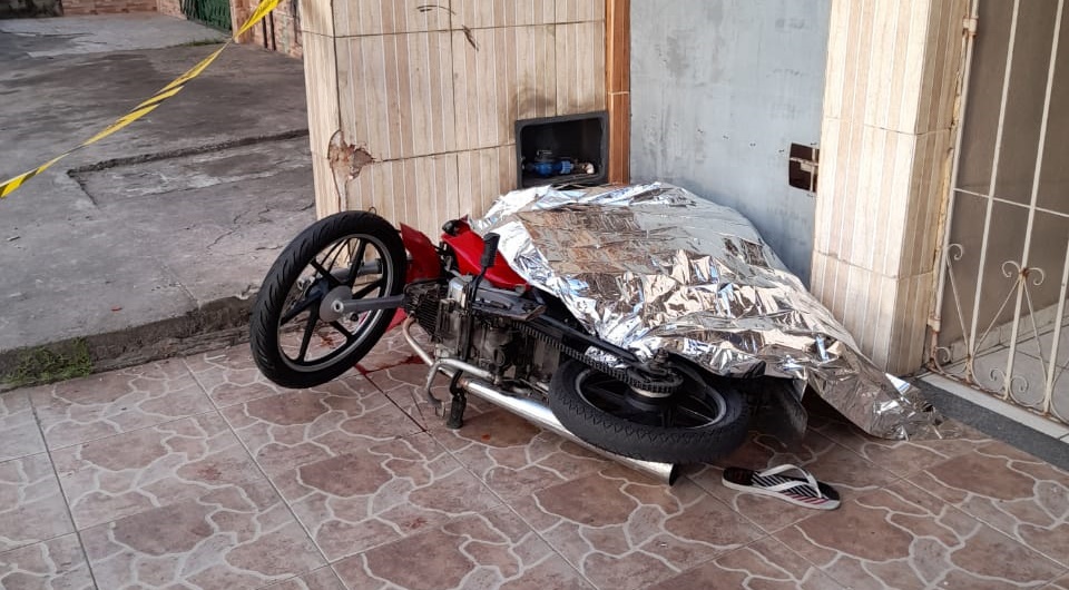 Motociclista perde o controle da moto e morre após bater em muro