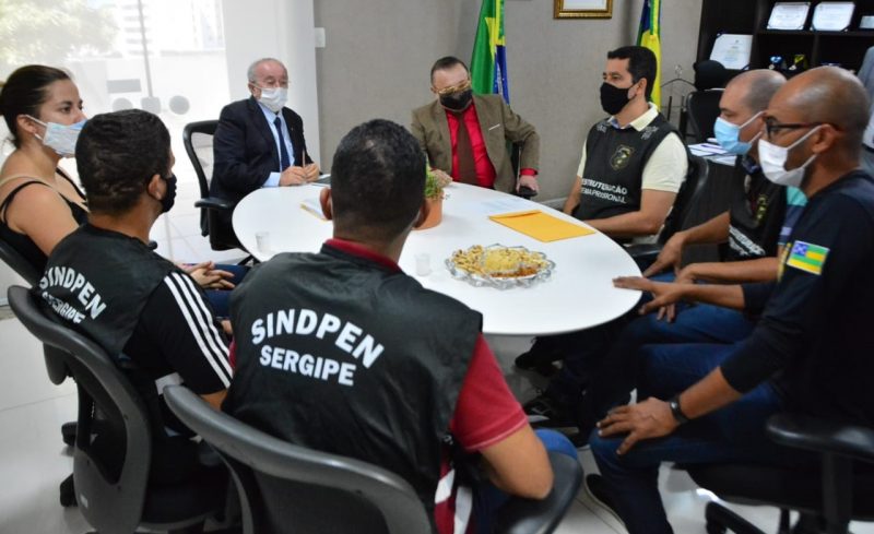 Luciano Bispo recebe comissão de aprovados no concurso da Polícia Penal