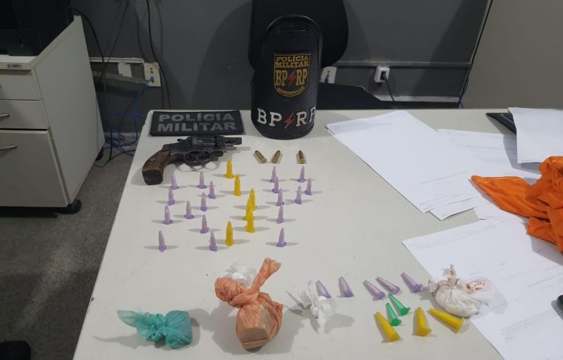 RP prende três pessoas e apreende armas e drogas em festa clandestina