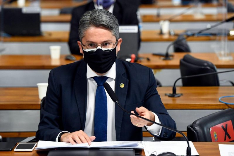 Alessandro Vieira aponta irregularidade em contratos do FIB Bank com a saúde