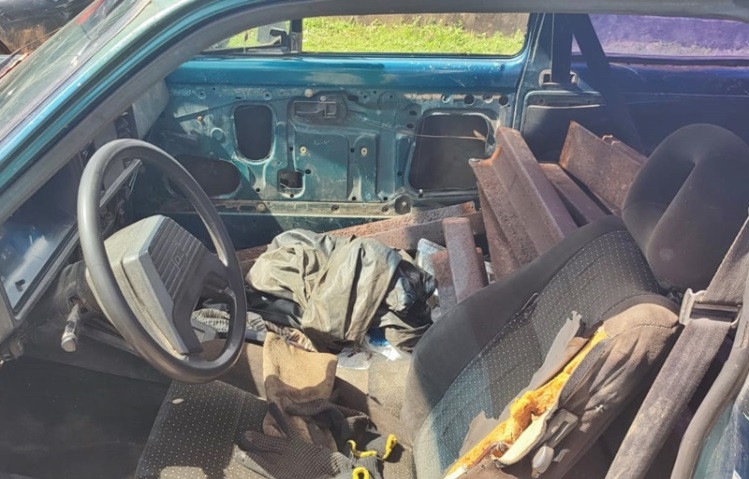 Homem usa carro para furtar trilhos da linha férrea em Riachuelo