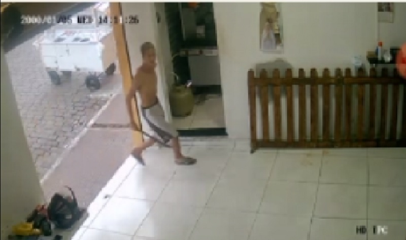 VEJA o VÍDEO: Homem invade lanchonete com facão para agredir trabalhador