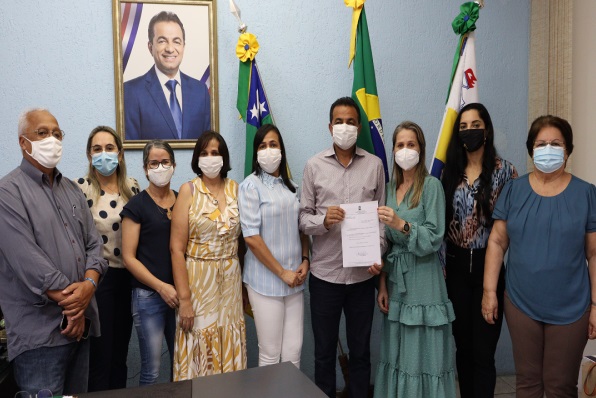 Prefeito Adailton Sousa empossa nova secretária de Educação