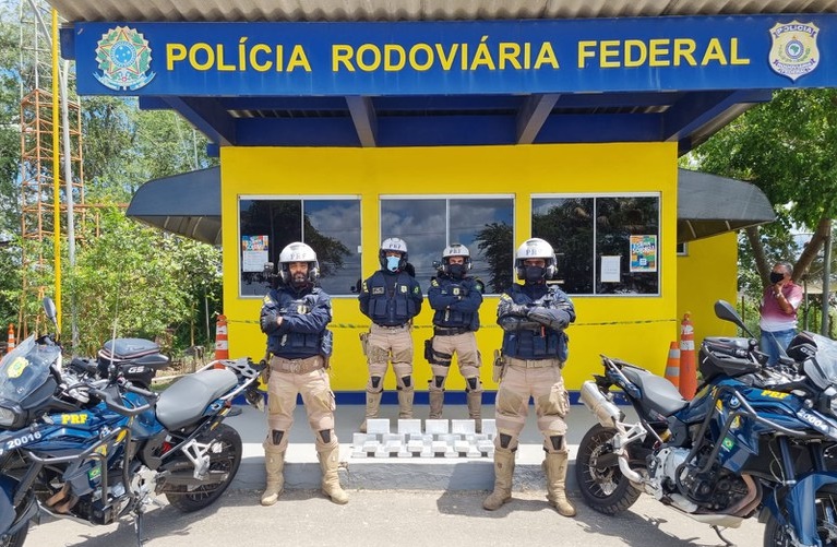 PRF prende homem que transportava 25,6Kg de cocaína em saco de ração animal