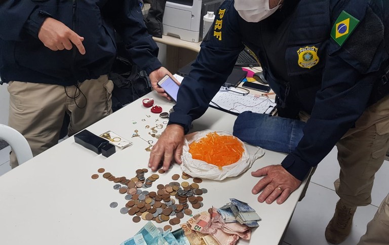 Suspeito é preso pela PRF transportando drogas em Areia Branca