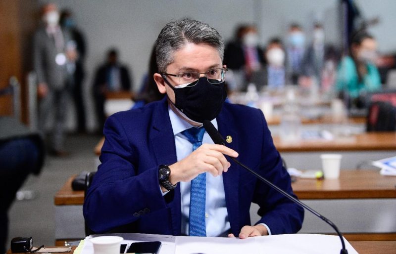 Senador quer convocação de Ana Cristina Valle, ex-mulher do presidente Jair Bolsonaro