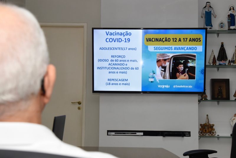 Aracaju inicia vacinação de adolescentes de 17 anos e aplicação de reforço em idosos