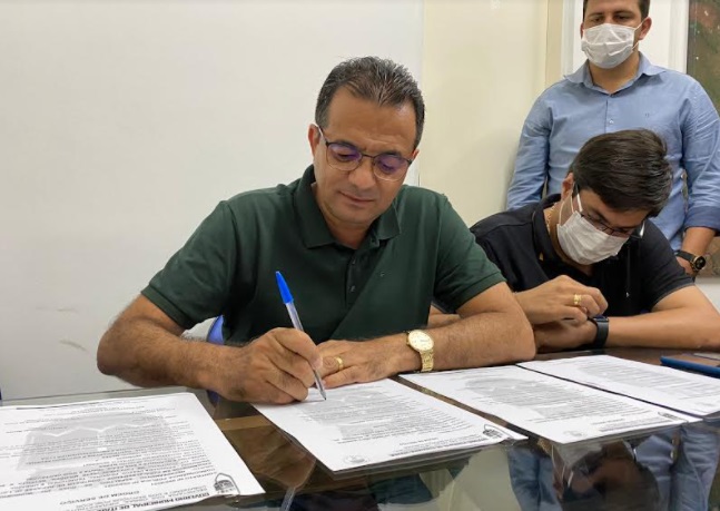 Prefeito Adailton assina três ordens de serviços para revitalização de 36 ruas e avenidas de Itabaiana