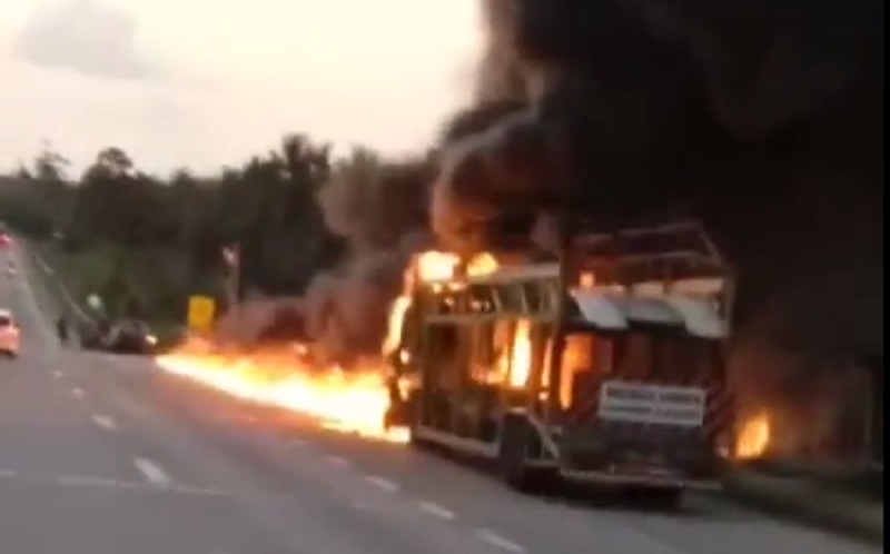 Carreta cegonha pega fogo na BR101