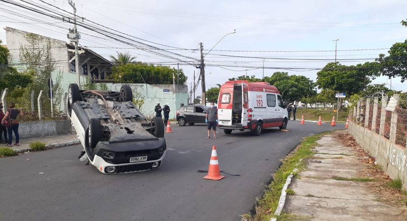 Capotamento de veículo deixa duas pessoas feridas em Aracaju