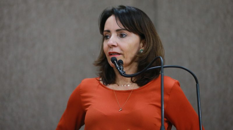 “Enquanto a CMA vive uma realidade paralela, alguém tem que tocar na ferida”, afirma Emília