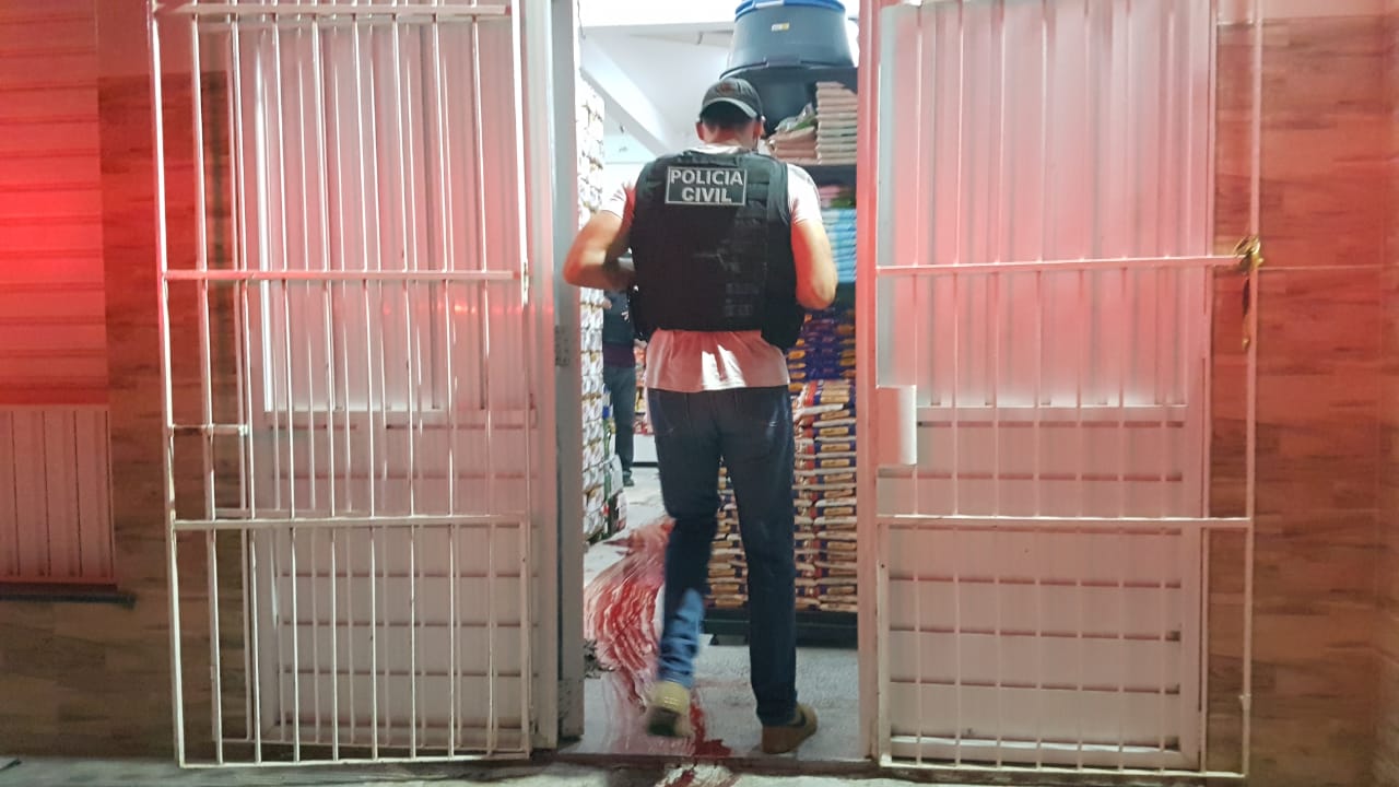 Jovem é executado a tiros dentro de mercearia no Coqueiral