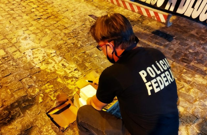 PF apreende 11kg de cocaína escondidos em carroceria de caminhão