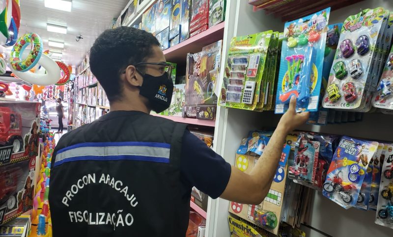Procon Aracaju fiscaliza comércio de produtos infantis e orienta consumidores