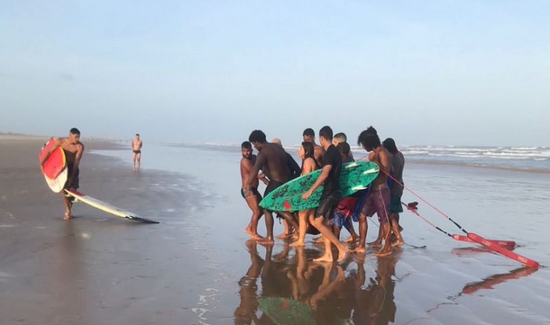 Polícia investiga causa morte do paraquedista que cair no mar em Aracaju