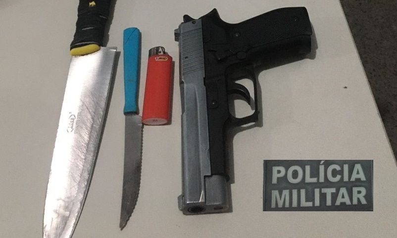 Dupla é presa em ônibus com simulacro de arma de fogo e arma branca