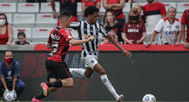 Atlético-MG bate Athletico-PR e se aproxima do título Brasileiro